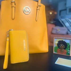 MICHAEL KORS Saffiano Leather Med-Large Tote w/matching Jet Set Wristlet BUNDLE